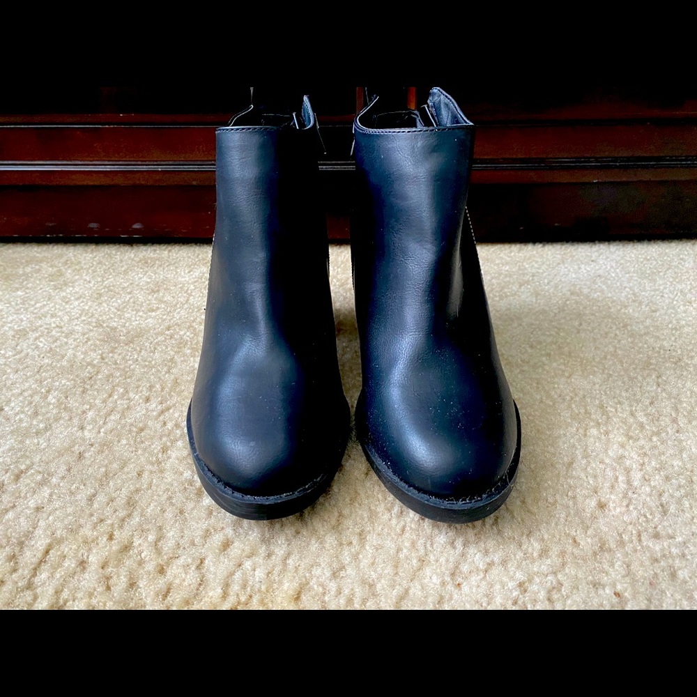 American eagle size 8 ankle booties. NEVER WORN.